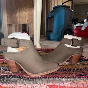 CRĒVO Gray Booties With Strap